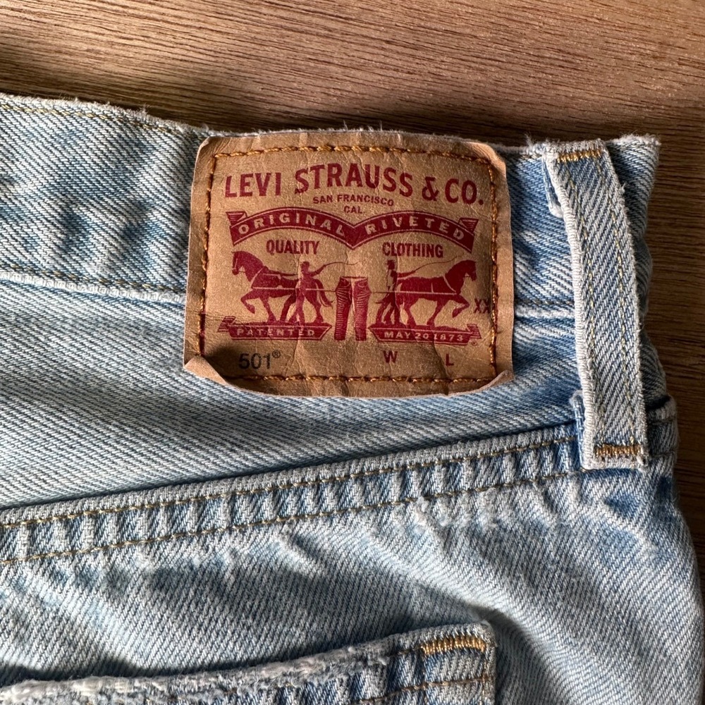 Levis 501 Womens High Rise Button Fly Light Wash Denim Cut Off Shorts Size 29 - Picture 10 of 13